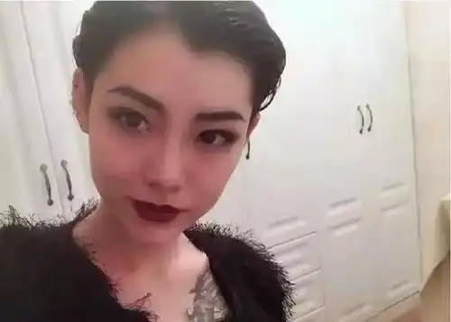  抖音最美黑婚纱新娘生活照曝光,齐耳短发,你知道其中的故事吗