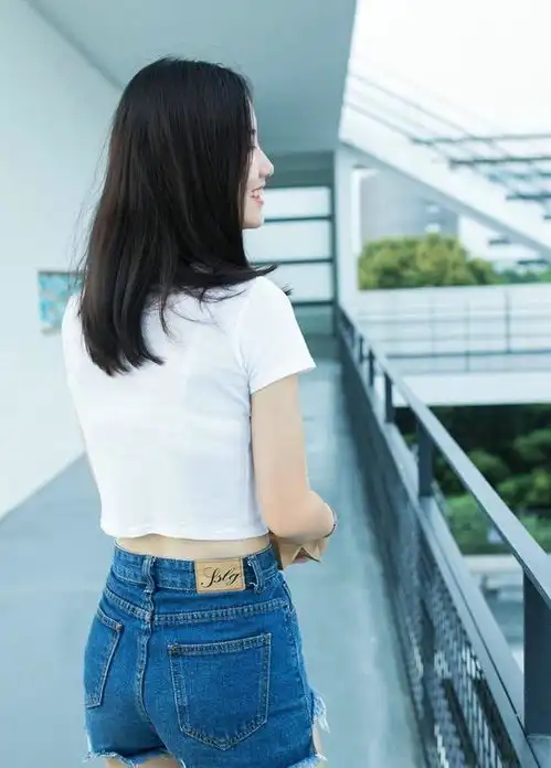  路人街拍,小姐姐白色t恤加牛仔短裤,很有青春的气息