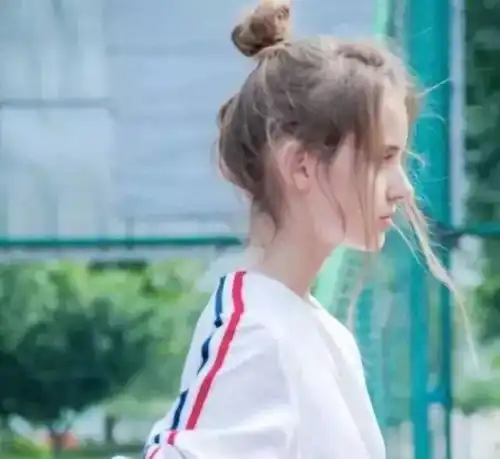  短发怎么扎丸子头教你短发扎丸子头的方法