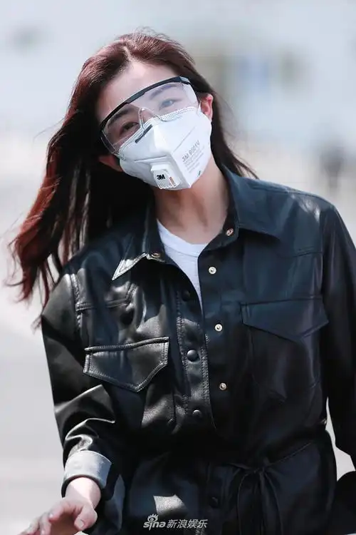  张含韵戴口罩护目镜现身机场穿黑色皮衣甜妞秒变酷girl