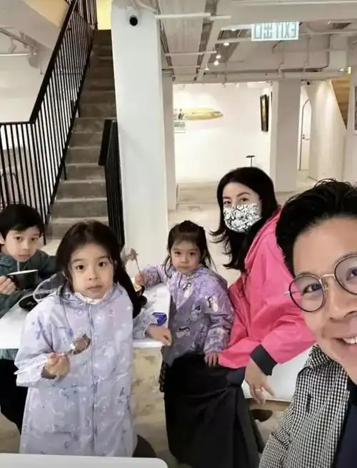  郭晶晶独自带三孩现身街头,去支持霍启刚工作,母子四人很接地气