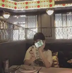  王菲有女初长成13岁李嫣掀时尚热潮凭独特戴墨镜方式成热搜对象