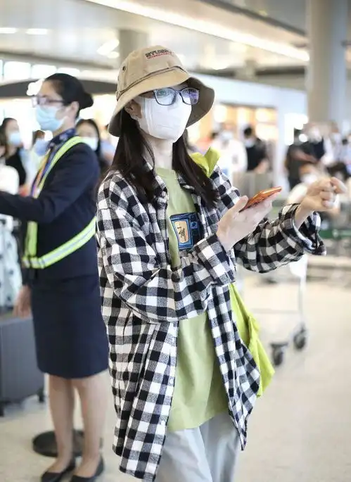  钟楚曦穿大码格纹衬衣搭宽松长裤,清新迷人,尽显洒脱时尚之美