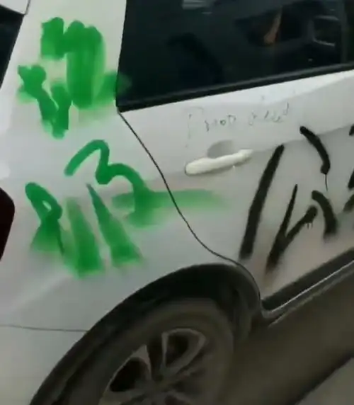 绍兴一辆吉利被涂鸦,车主被骂渣男公驴,以结婚名义骗女子上床