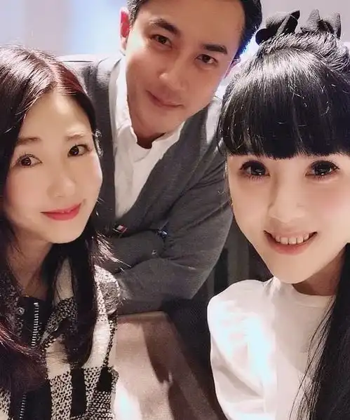  杨幂魏大勋分手刘恺威笑容满面出席聚会,挨着美女开心合照