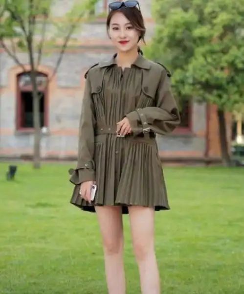  街拍小姐姐墨绿色连衣裙简洁大方,休闲又不失女人味