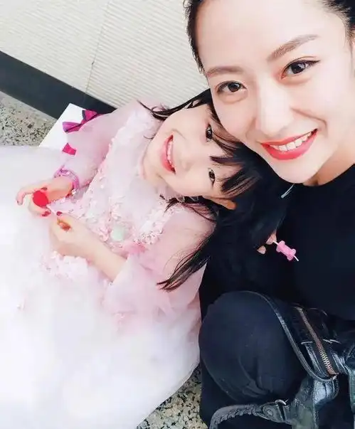  白冰秀舞技女儿凑热闹,年仅6岁个子就这么高只是颜值更像爸爸