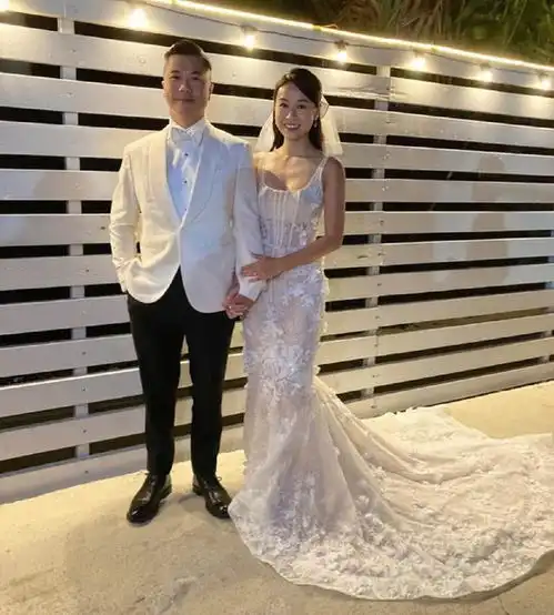 tvb前知名女星大婚,穿打折婚纱出场,前任男友大方送祝福