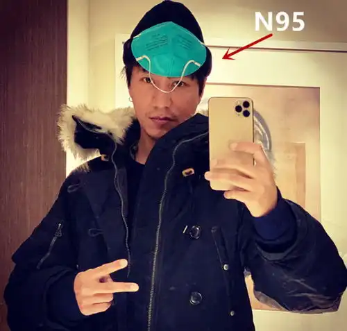  陈坤晒恶搞自拍引起争议,将n95医用口罩别在头顶,情商低