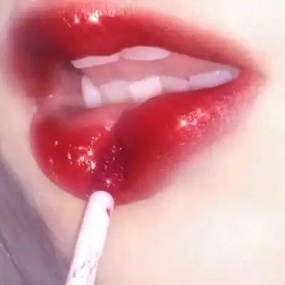  每天涂口红出门的女生,3年后嘴巴会变成什么样美妆博主说出实话