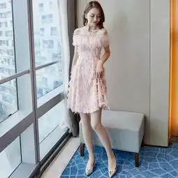  爱上粉色调季节染上连衣裙,犹如仙女下凡,清新脱俗