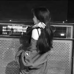  好看的侧脸黑白女生头像