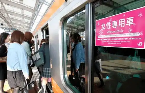  重庆市民提议地铁开通女性专属车厢,遭官方拒绝,原因有三