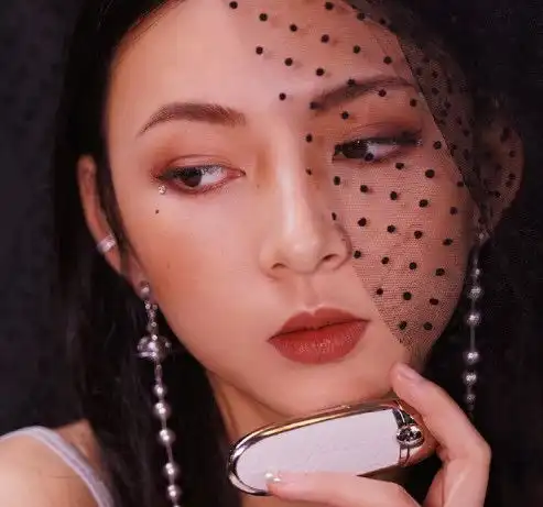  经常涂口红的人,和从来不涂的人有什么区别网友给我省钱了