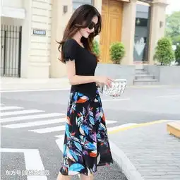  女人过了40岁,出门就改穿真丝连衣裙,上档次,显高贵