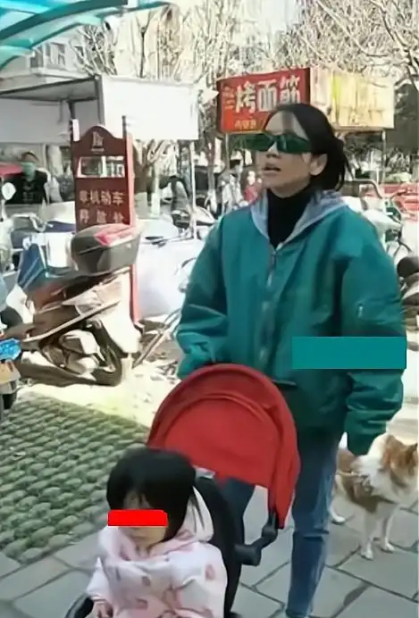  西安一女子带孩子出门遛狗拒戴口罩,辱骂防疫人员好狗不挡道