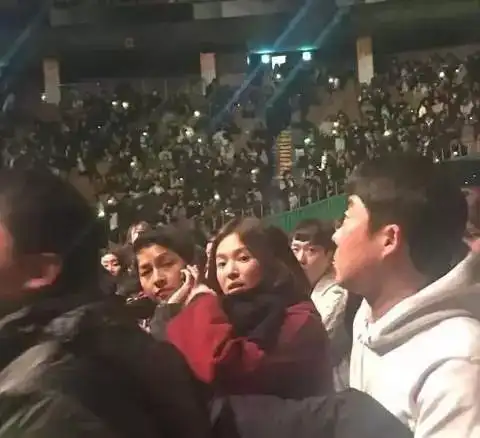  双宋夫妇婚后合体看iu演唱会,宋慧乔婚戒抢镜,全程笑开花