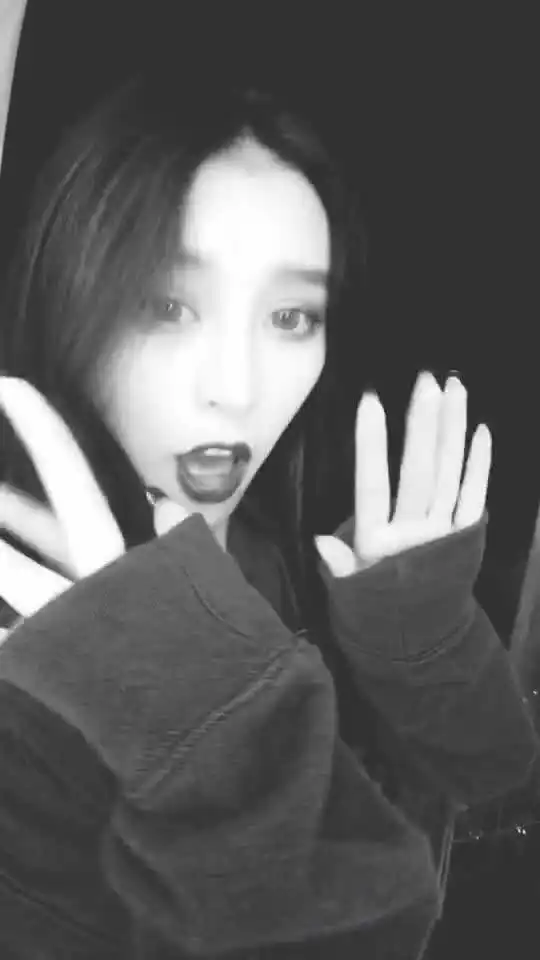  火辣身材的美女穿紧身短裤,让人百看不厌