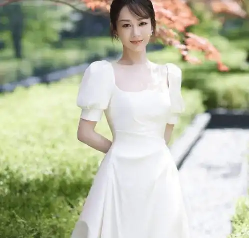  杨紫越来越仙气,身穿白裙很俏皮可爱,身材曲线太好惊艳众人
