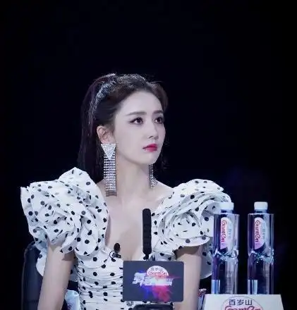  佟丽娅穿法式深v泡泡袖紧身裙如翻版芭比娃娃,宫廷风耳环太夸张