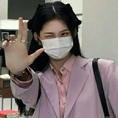  预防疫情的戴口罩文案女头像