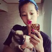  小脸女生头像时尚的小脸女生