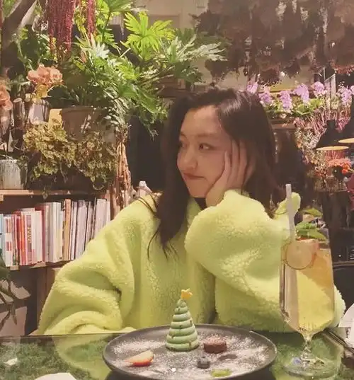  王菲女儿李嫣约闺蜜做头发,穿露脐装身材高挑纤瘦似妈妈