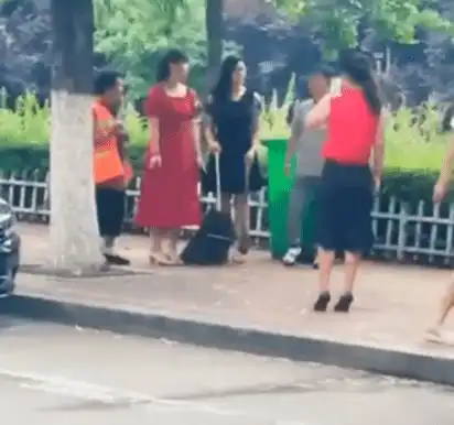  河南发生一起事件,位置在南阳,三位女子递了一瓶水给环卫工