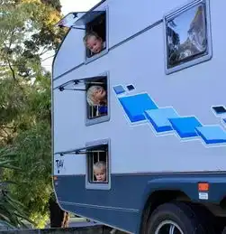  真羡慕这样的家庭,开着房车带仨娃环澳旅行