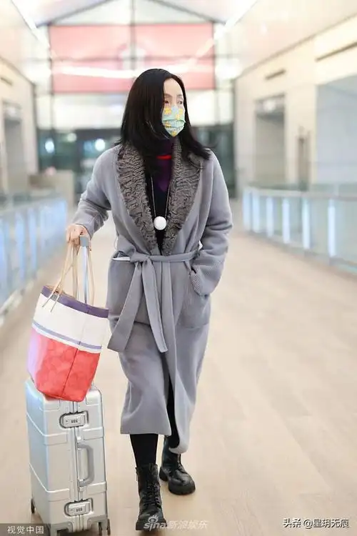  49岁陶虹着睡衣风大衣高级保暖戴卡通口罩少女心不减