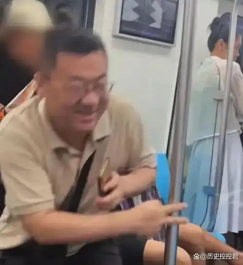  青岛地铁老人打小伙后续警方介入小伙高喊我错了,爷爷