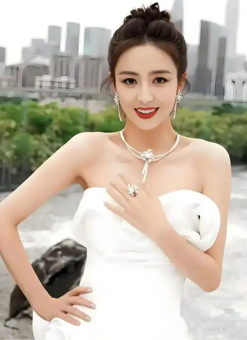  镜头前美艳四射,真人却干瘦枯黄,这4位上镜脸女星反差好大