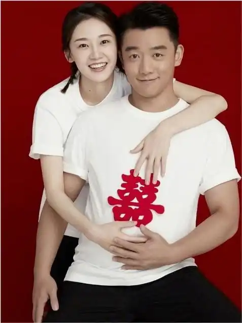  郑恺在生日会上透露不出意外的话,今年将和苗苗补办婚礼