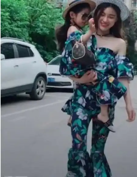  抖音最潮母女,打扮带娃两不误,网友好想知道爸爸长啥样