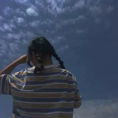  微信头像女生简单大方背影被风抚养成人