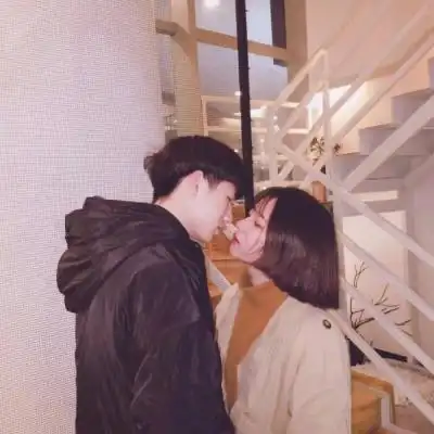 接吻拉丝的情侣头像震动