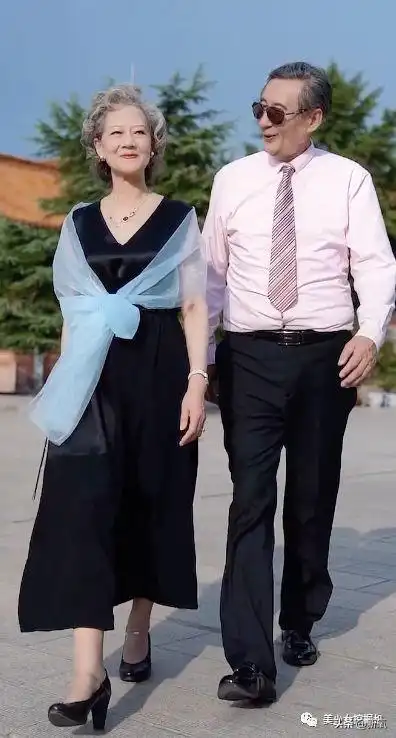  抖音银发闺蜜团爆火,穿旗袍走猫步,既有企业高管也有大学教授