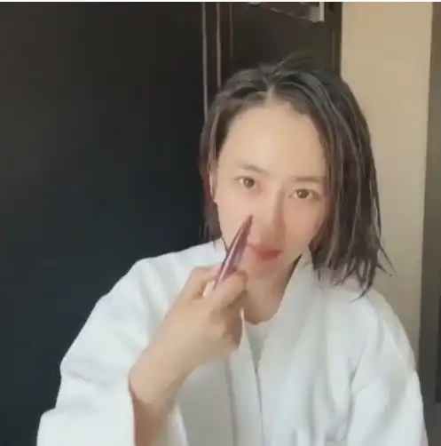  马苏戴口罩低调现身花市,手捧芍药祈愿梦想都开花