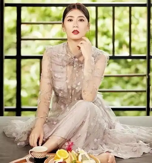  明明贾静雯只有160cm,但为何她看上去就是好高的