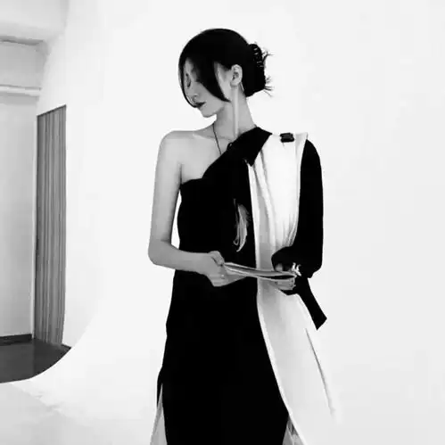  高级质感黑白女生头像