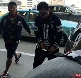  少女心周杰伦粉红色口罩助理怒指镜头