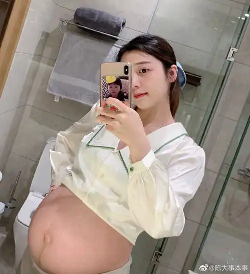  陈大事就是爱吃巧乐兹的孕妇基因是真的好生了俩...