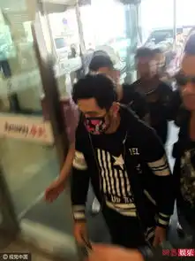  少女心周杰伦粉红色口罩助理怒指镜头