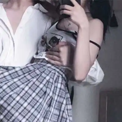  上半身不露脸的恋人头像