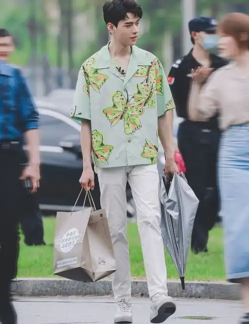  龚俊中餐厅路透又来了大长腿优越,穿花蝴蝶衬衫却清新脱俗