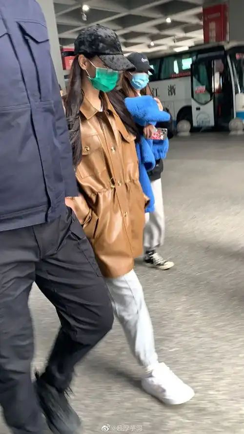 女生戴帽子口罩超霸气头