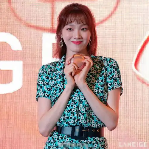  当李圣经与金泫雅同穿碎花裙,终于见识狂野美和清新美差距有多大