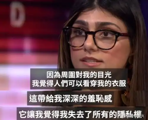  外国女星遛狗用口罩捡狗屎,环顾四周无人后,淡定翻面戴回脸上