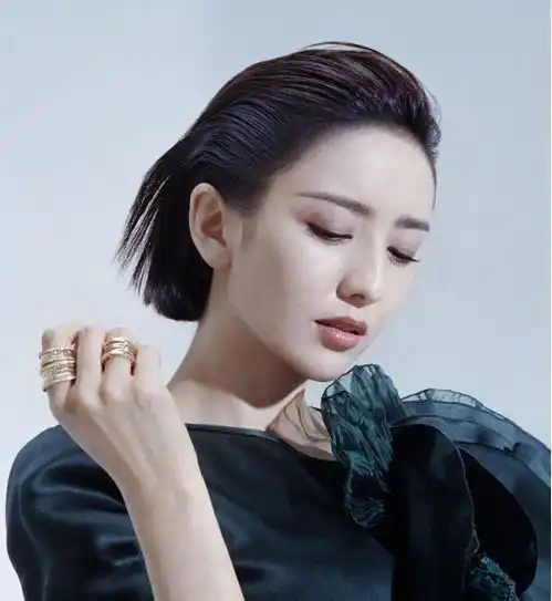 佟丽娅的魅力真挺强的,都当妈了还身材还这么柔软,让人羡慕