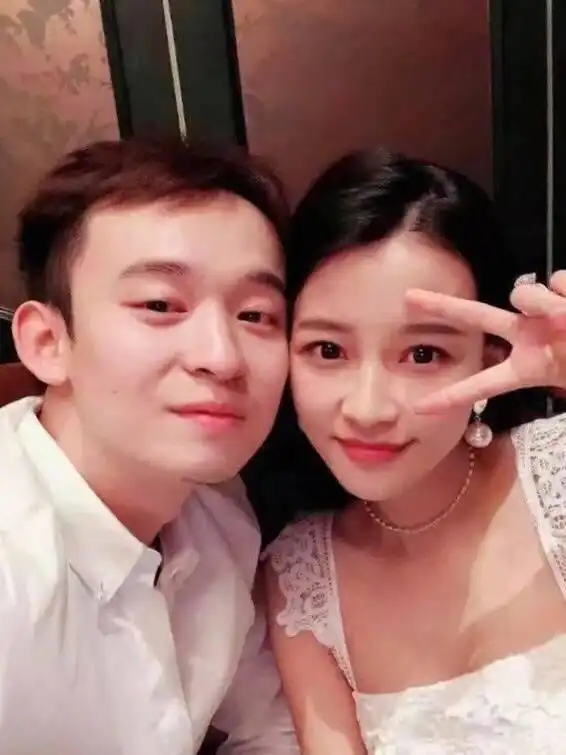  假笑男孩董子健,看见孙怡的时候他的笑是真的